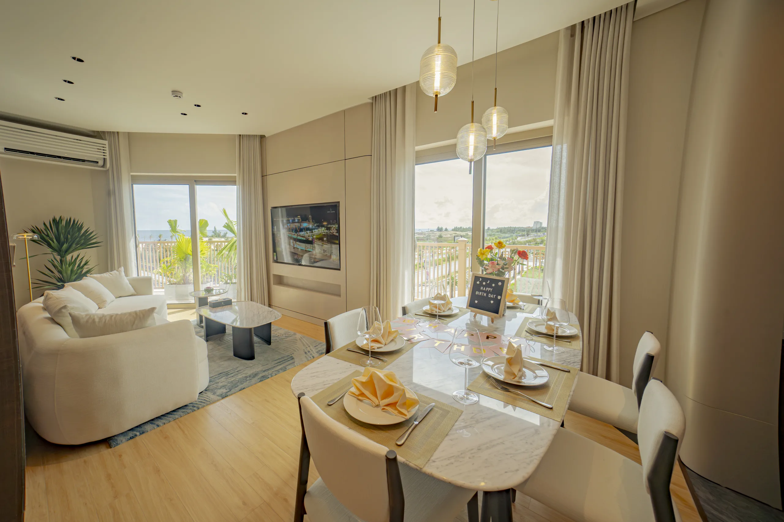 Điều gì thu hút hàng nghìn nhà đầu tư đến tham gia lễ khai trương nhà mẫu Regal Residence Luxury?